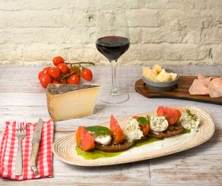 Insalata caprese con mozzarella di búfala