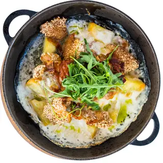 Пательня з хрусткою куркою,панчетою та смаженою картоплею