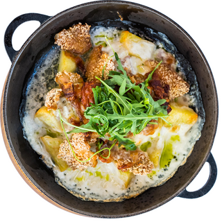 Пательня з хрусткою куркою,панчетою та смаженою картоплею