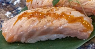 Nigiri Spicy Salmón (1 Pza.)