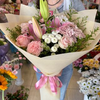 Светъл букет с лилиум , рози и хризантеми #114