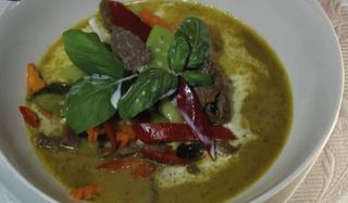 Kang keaw wan sa zelenim curry umakom i rižom