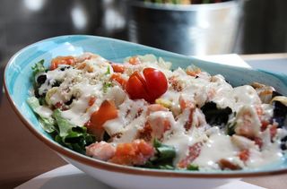 ENSALADA CÉSAR DE SALMÓN Y LANGOSTINOS