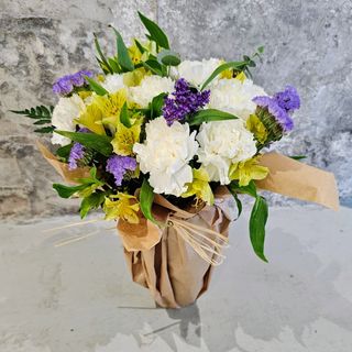 Color Sorpresa" con Jarrón: ¡Frescura y Armonía Floral!