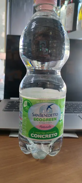 Acqua naturale