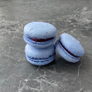 Макаронс "Смородина-белый шоколад"