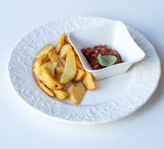 Картофельные дольки с соусом 