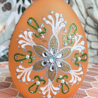 39 - uovo in vetro arancio decorato a mano con led. h. 16 diam. 12