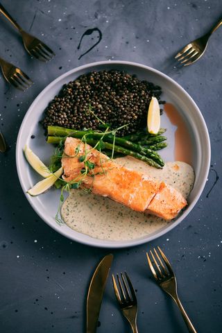 Łosoś z czarną ciecierzycą