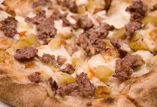  Pizza tonda patate, salsiccia e mozzarella