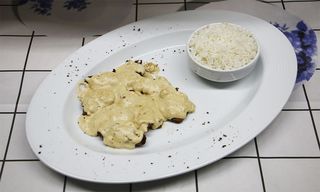 ქათმის ღვიძლი თეთრ სოუსში ბრინჯით