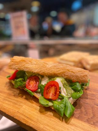 Planchado De Cristal Con Tomate Cherry, Rúcula, Burrata Y Pesto