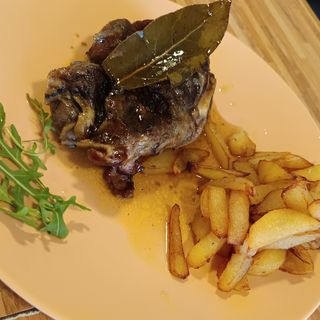 Galta de cerdo cocinada con hierbas a baja temperatura 