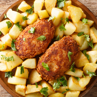 Kotlet pożarski, ziemniaki, surówka