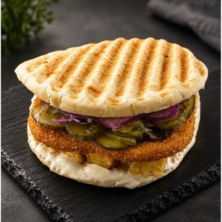 Pita turceasca cu șnițel de pui  