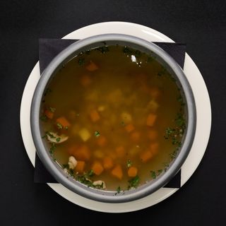 Domaća juneća bistra supa sa rezancima