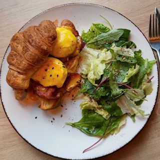 Яйця Бенедикт на круасані з беконом (330г)