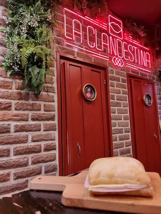 Bocadillo De Jamón Y Queso