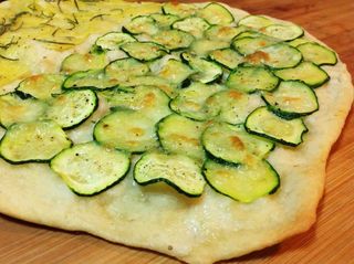 Componi la tua pizza con base bianca