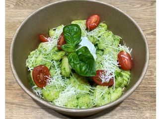 Zupa Dnia + gnocchi z pesto szpinakowym