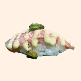 Nigiri De Salmón Flameado Con Pistacho (1 Pza.)