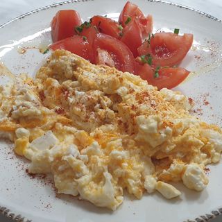 Бъркани яйца със сирене .