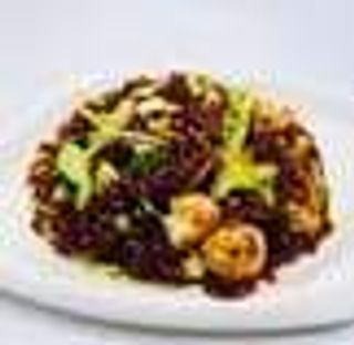 P30. Riso nero con gamberi e verdure 