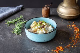 Salată de cartofi cu castraveți și măsline kalamata