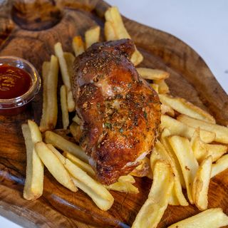 HALF BBQ ROAST CHICKEN con patate fritte