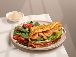 Омлет з креветками та авокадо на сніданок