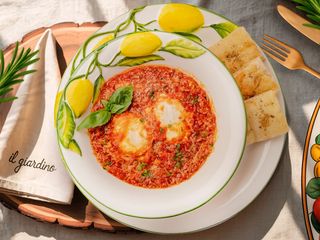 Ouă coapte în sos de roșii aromat