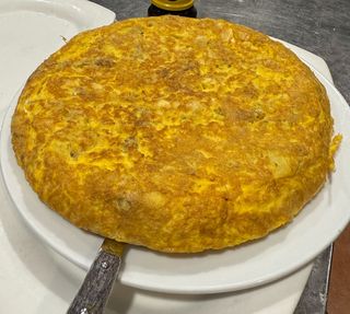 Tortilla De Patatas Con Chicharrones Grande (Ración)