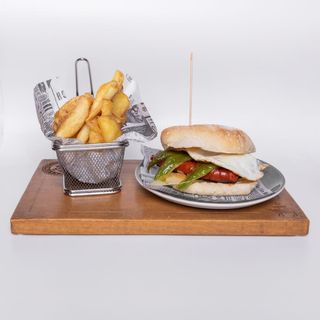 Bocadillo Gourmet Chistorra Con Huevo Frito