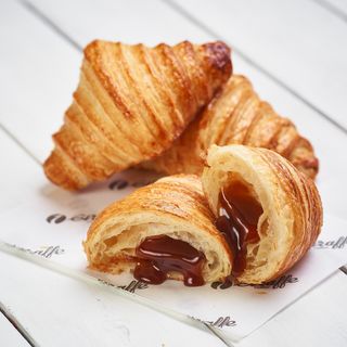 Круассан с вареной сгущенкой