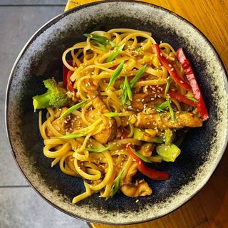 Локшина з куркою в кисло-солодкому соусі (400г)