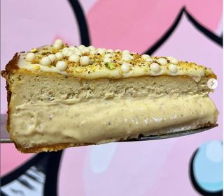 Porción De Tarta De Pistacho Y Chocolate Blanco