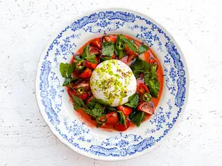 Burrata z truskawkami