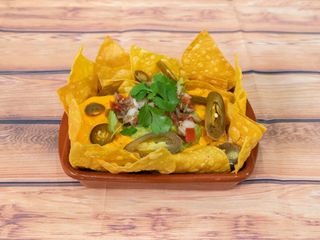 Nachos Con Queso, Guacamole Y Jalapeños