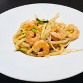 Yaki udon saltato con gamberi e verdure