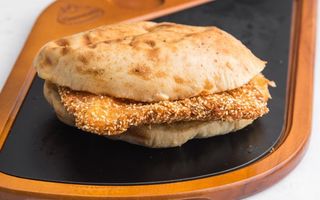 Pohovana piletina susam u lepinji