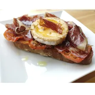 Tosta Cecina Con Tomate Al Horno Y Queso De Cabra Al Horno