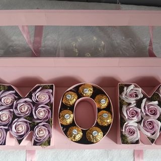 Caixa MOM composta com rosas de sabão e chocolates Ferreiro 