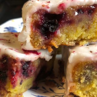 Brownie De Frutos Rojos Y Rosas (Ración)