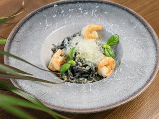 Чорна паста з морепродуктами