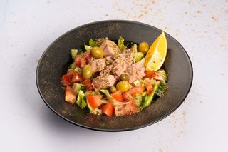 Salata sa tunjevinom i zelenim maslinama