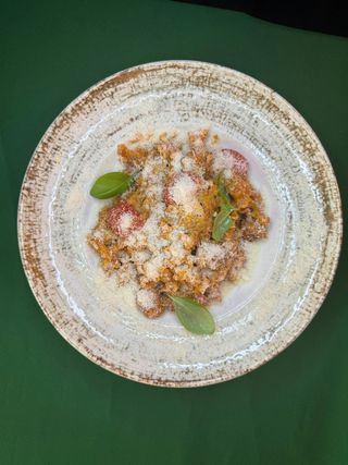 Mafaldine z sosem bolognese, salsicją, guanciale, parmezanem