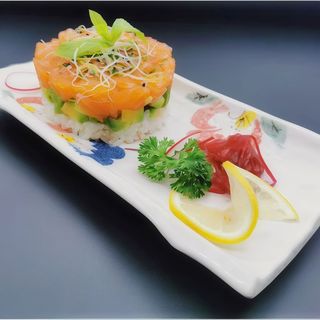 37. Tartar de salmón con aguacate