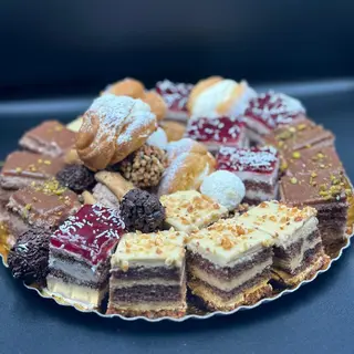 Platou asortat de mini prajituri