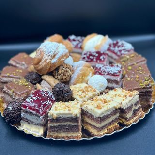 Platou asortat de mini prajituri