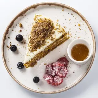 Carrot cake con nueces, orejones y frosting de queso